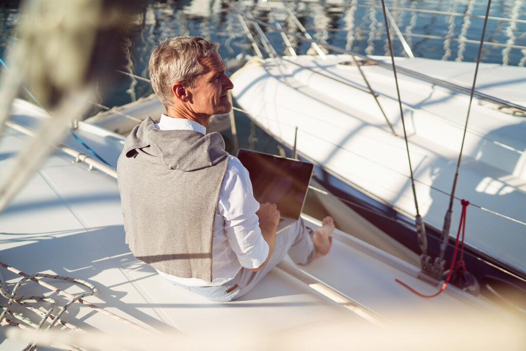 uomo-di-mezza-eta-con-pc-in-barca