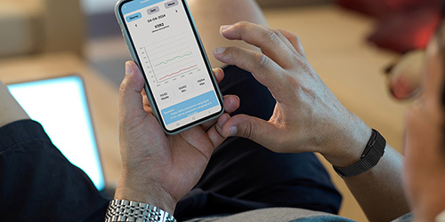 uomo-che-monitora-il-suo-stato-di-salute-con-predictia