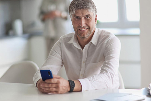 uomo-di-mezza-eta-che-utilizza-smartphone
